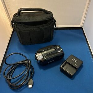 Canon Vixia HF R20 flash memory camp Quarter Black Camcorder with Accessories